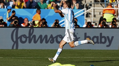 אנחל די מריה חוגג מול בנאליו על הדשא (רויטרס) אנחל די מריה חוגג מול בנאליו על הדשא (רויטרס)