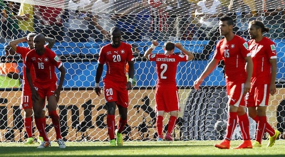 שחקני שוויץ לאחר השער (רויטרס)