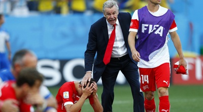 היצפלד מנחם את שחקניו בסיום (רויטרס)