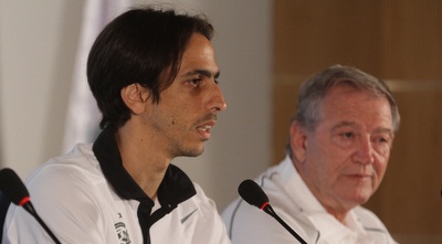 בניון במסיבת עיתונאים לאחר החתימה. שוב פעם במכבי חיפה (עמית מצפה)