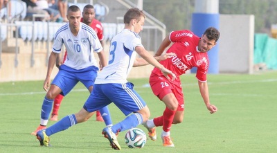 עומר פדידה מנסה לעזור מול גולדנברג (משה חרמון) עומר פדידה מנסה לעזור מול גולדנברג (משה חרמון)