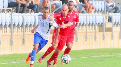 אבוטבול מנסה לעצור את רמזי ספורי (משה חרמון) אבוטבול מנסה לעצור את רמזי ספורי (משה חרמון)