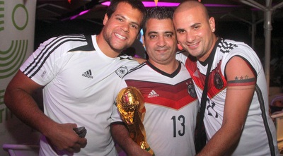 האוהדים הגרמנים עם גביע (רדאד ג´בארה)