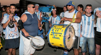 אוהדי ארגנטינה. תופפו גם בדקות הסיום (משה חרמון)