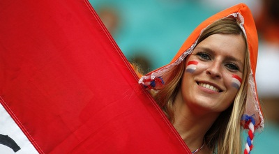 אוהדת הולנד ביציע (רויטרס)