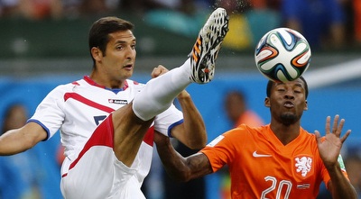 ג´ורג´יניו ווינאלדום מנסה להשתלט על הכדור (רויטרס)