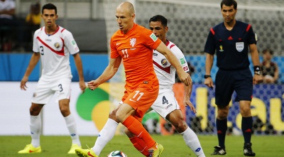 אריאן רובן מחזיק בכדור (רויטרס)