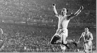 די סטפנו חוגג בימיה הגדולים של ריאל מדריד (הטוויטר הרשמי של ריאל) די סטפנו חוגג בימיה הגדולים של ריאל מדריד (הטוויטר הרשמי של ריאל)