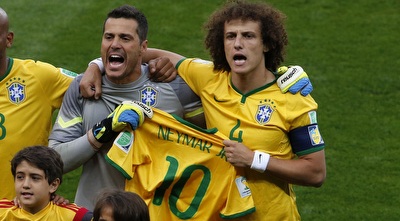 דויד לואיז וז´וליו סזאר עם החולצה של ניימאר בהמנון (רויטרס)