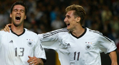 קלוזה ובאלאק חוגגים ב-2002 (רויטרס) קלוזה ובאלאק חוגגים ב-2002 (רויטרס)