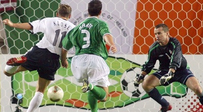 קלוזה כובש נגד אירלנד ב-2002 (רויטרס) קלוזה כובש נגד אירלנד ב-2002 (רויטרס)