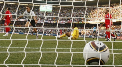 קלוזה חוגג מול אנגליה ב-2010 (רויטרס) קלוזה חוגג מול אנגליה ב-2010 (רויטרס)