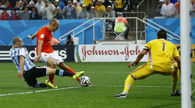 מסצ´ראנו עוצר את רובן (רויטרס) מסצ´ראנו עוצר את רובן (רויטרס)