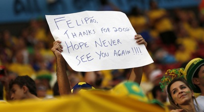 אוהדי ברזיל מוחים נגד סקולארי (רויטרס) אוהדי ברזיל מוחים נגד סקולארי (רויטרס)