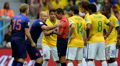 רובן מתווכח עם השופט היפני (GettyImages) רובן מתווכח עם השופט היפני (GettyImages)