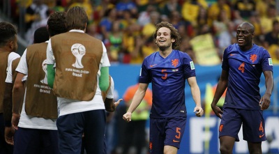 בלינד חוגג עם הספסל (רויטרס) בלינד חוגג עם הספסל (רויטרס)