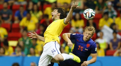 מקסוול וקאוט נאבקים (רויטרס) מקסוול וקאוט נאבקים (רויטרס)