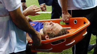 בלינד מפונה באלונקה (רויטרס) בלינד מפונה באלונקה (רויטרס)