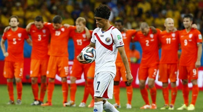 בולאניוס בדו קרב הפנדלים מול הולנד (רויטרס)