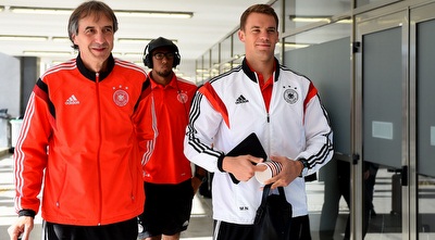 מנואל נוייר בכניסה למגרש (GettyImages)