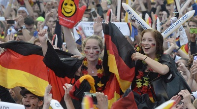 אוהדות גרמניה ביציע  (רויטרס)