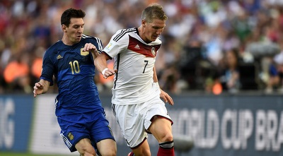 שווינשטייגר נאבק במסי  (רויטרס)