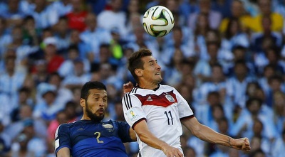 קלוזה נוגח מעל גראיי (רויטרס)