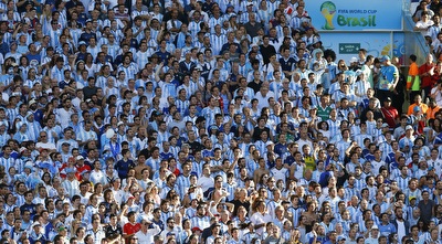 אוהדי ארגנטינה חוגגים ביציע  (רויטרס)