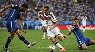 קלוזה נאבק עם ההגנה (רויטרס)