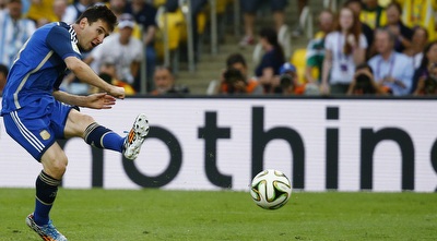 מסי מחמיץ מול מנואל נוייר (רויטרס)