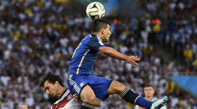 אגוארו נוגח מעל הומלס (רויטרס)