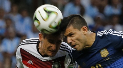 אגוארו נאבק עם קלוזה (רויטרס)