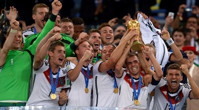 פיליפ לאם ברגע ההנפה (רויטרס)