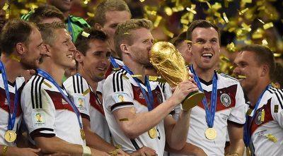 שורלה מנשק את הגביע (רויטרס)