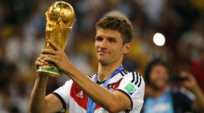 תומאס מולר עם הגביע (רויטרס)