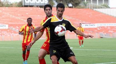 רועי בקל שומר על אופיר קריאף (חגי ניזרי)