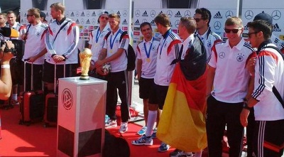 שחקני גרמניה עם הגביע