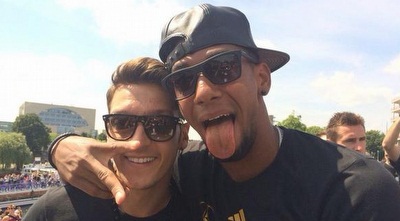 אוזיל ובאטנג (טוויטר)