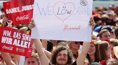 אוהד תומך ביואכים לב (רויטרס)