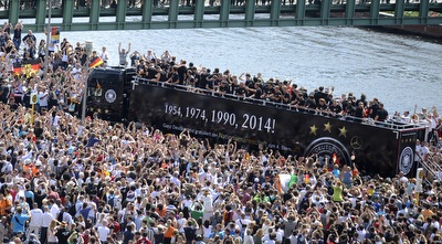 שחקני גרמניה על המשאית (רויטרס)