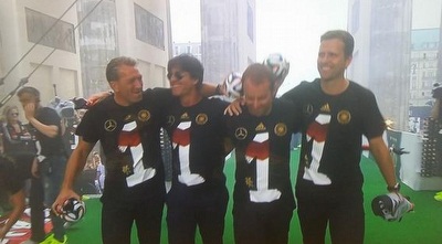 יואכים לב  והצוות המקצועי חוגגים על הבמה