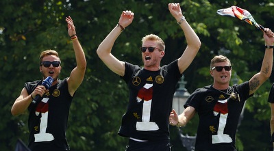 קרוס, אנדרה שורלה ומריו גצה חוגגים (רויטרס)