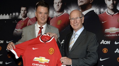 לואיס ואן חאל עם בובי צ´רלטון (רויטרס) לואיס ואן חאל עם בובי צ´רלטון (רויטרס)