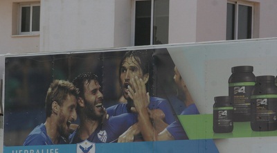 הפוסטר של קולאוטי באצטדיון של אנורתוסיס (רז אמיר)