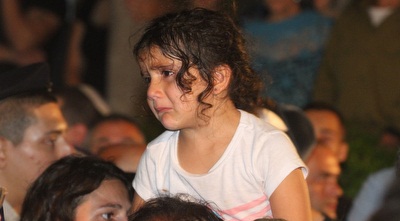 ילדה בדמעות בהלווייתו של סמ&qout;ר שון כרמלי (עמית מצפה)