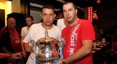 ניצן שירזי עם הגביע בו הוא זכה כמאמן הפועל ת&qout;א (שי לוי)