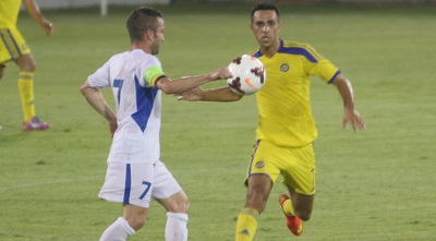 זהבי מול פויול. הקשר ניסה לטווח את השער (רז אמיר)