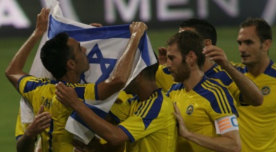 זהבי והחברים חוגגים עם דגל ישראל (רז אמיר)