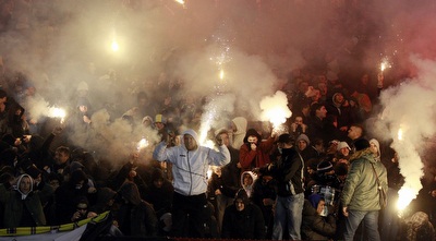 אוהדי פרטיזן בלגרד. עלו לסיבוב השלישי (רויטרס)