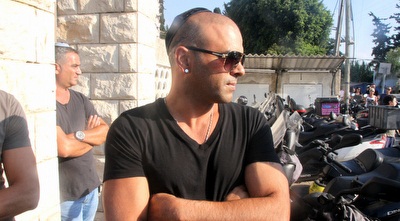 אייל גולן מלווה את ניצן שירזי בדרכו האחרונה (רדאד ג&acute;בארה)